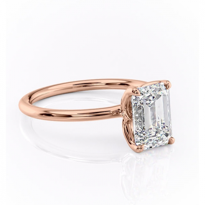 Inel de logodnă Zephyra din aur Rose 14kt cu moissanite tăietură smarald – Solitar rafinată pentru profil înalt | Personalizează și configurează gratuit online [1]