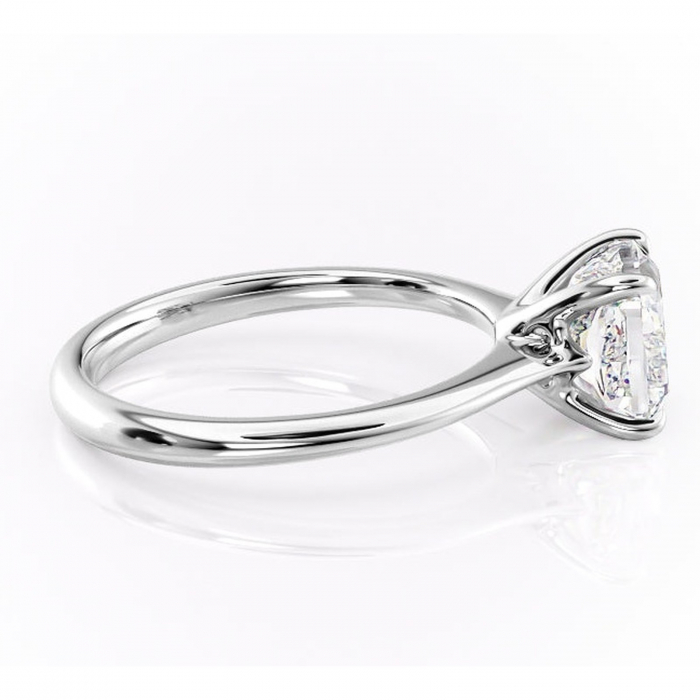 Inel de logodnă Zirena din aur Alb 14kt cu moissanite tăietură pernă – Solitar rafinată pentru profil jos | Personalizează și configurează gratuit online [2]