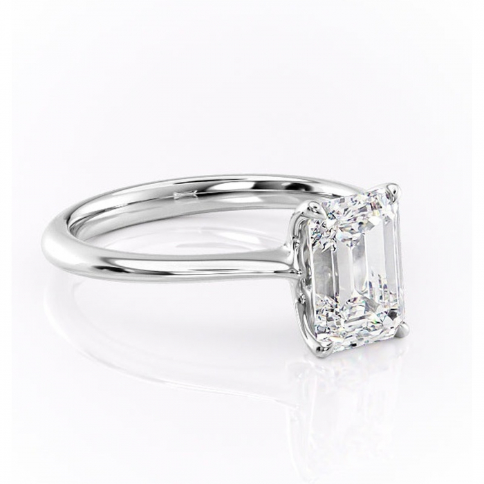 Inel de logodnă Zirena din aur Alb 14kt cu moissanite tăietură smarald – Solitar rafinată pentru profil jos | Personalizează și configurează gratuit online [1]