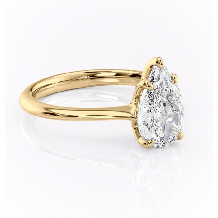 Inel de logodnă Zirena din aur Galben 18kt cu moissanite tăietură pară – Solitar rafinată pentru profil jos | Personalizează și configurează gratuit online [1]