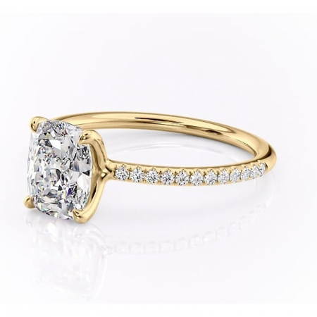 Inel de logodnă Adelaide din aur Galben 14kt cu moissanite tăietură pernă – Montură pavé rafinată pentru profil jos | Personalizează și configurează gratuit online [6]