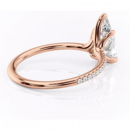 Inel de logodnă Adelaide din aur Rose 18kt cu moissanite tăietură pară – Montură pavé rafinată pentru profil jos | Personalizează și configurează gratuit online [2]