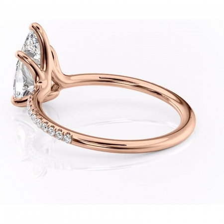 Inel de logodnă Adelaide din aur Rose 18kt cu moissanite tăietură pară – Montură pavé rafinată pentru profil jos | Personalizează și configurează gratuit online [4]