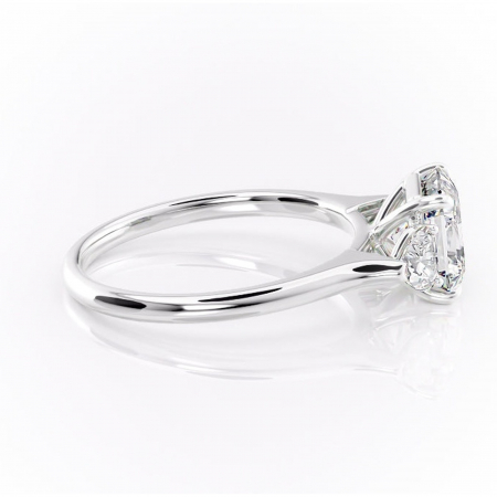 Inel de logodnă Aislyn din aur Alb 14kt cu moissanite tăietură asscher – Montură cu trei pietre rafinată pentru profil înalt | Personalizează și configurează gratuit online [1]