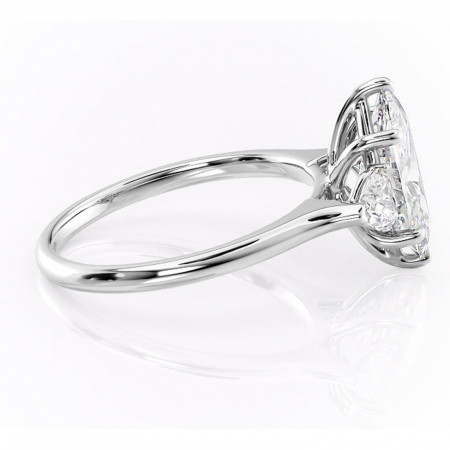 Inel de logodnă Aislyn din aur Alb 14kt cu moissanite tăietură marquise – Montură cu trei pietre rafinată pentru profil înalt | Personalizează și configurează gratuit online [1]
