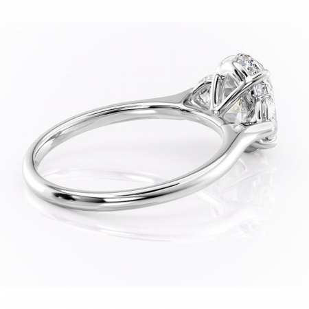 Inel de logodnă Aislyn din aur Alb 14kt cu moissanite tăietură ovală – Montură cu trei pietre rafinată pentru profil înalt | Personalizează și configurează gratuit online [2]