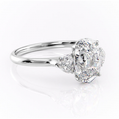 Ovală - Inel de logodnă Aislyn din aur Alb 14kt cu moissanite tăietură ovală – Montură cu trei pietre rafinată pentru profil înalt | Personalizează și configurează gratuit online