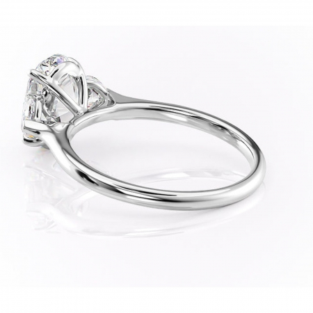 Inel de logodnă Aislyn din aur Alb 14kt cu moissanite tăietură ovală – Montură cu trei pietre rafinată pentru profil înalt | Personalizează și configurează gratuit online [4]