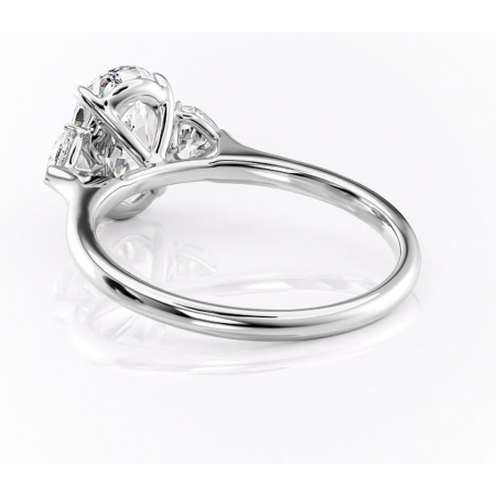 Inel de logodnă Aislyn din aur Alb 14kt cu moissanite tăietură ovală – Montură cu trei pietre rafinată pentru profil înalt | Personalizează și configurează gratuit online [3]