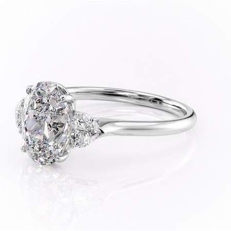 Inel de logodnă Aislyn din aur Alb 14kt cu moissanite tăietură ovală – Montură cu trei pietre rafinată pentru profil înalt | Personalizează și configurează gratuit online [6]