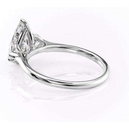 Inel de logodnă Aislyn din aur Alb 14kt cu moissanite tăietură pară – Montură cu trei pietre rafinată pentru profil înalt | Personalizează și configurează gratuit online [4]