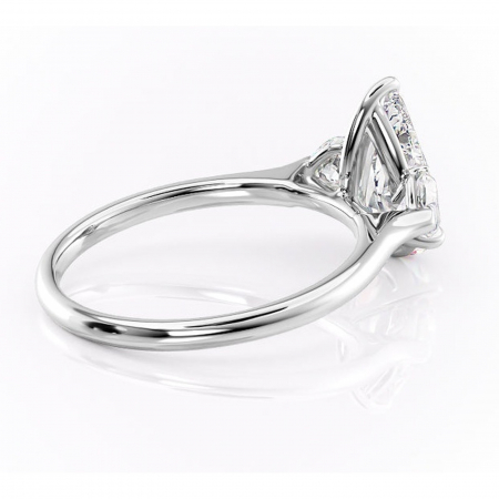 Inel de logodnă Aislyn din aur Alb 14kt cu moissanite tăietură pară – Montură cu trei pietre rafinată pentru profil înalt | Personalizează și configurează gratuit online [2]