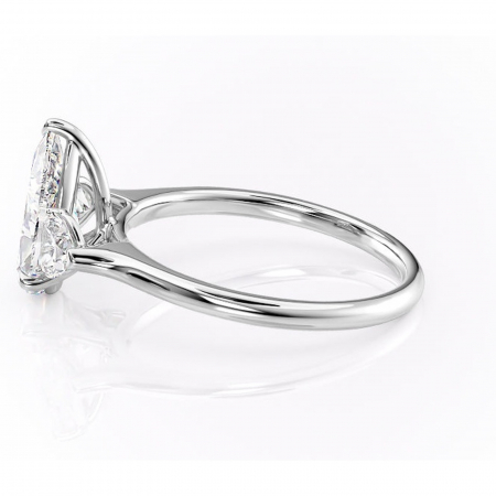 Inel de logodnă Aislyn din aur Alb 14kt cu moissanite tăietură pară – Montură cu trei pietre rafinată pentru profil înalt | Personalizează și configurează gratuit online [5]