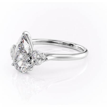 Inel de logodnă Aislyn din aur Alb 14kt cu moissanite tăietură pară – Montură cu trei pietre rafinată pentru profil înalt | Personalizează și configurează gratuit online [6]