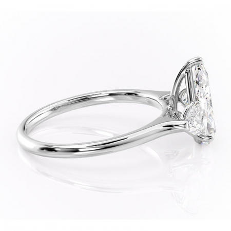 Inel de logodnă Aislyn din aur Alb 14kt cu moissanite tăietură pară – Montură cu trei pietre rafinată pentru profil înalt | Personalizează și configurează gratuit online [1]