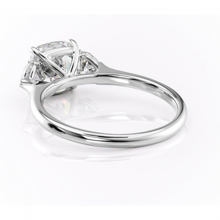 Inel de logodnă Aislyn din aur Alb 14kt cu moissanite tăietură pernă – Montură cu trei pietre rafinată pentru profil înalt | Personalizează și configurează gratuit online [3]