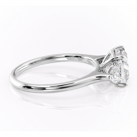 Inel de logodnă Aislyn din aur Alb 14kt cu moissanite tăietură pernă – Montură cu trei pietre rafinată pentru profil înalt | Personalizează și configurează gratuit online [1]