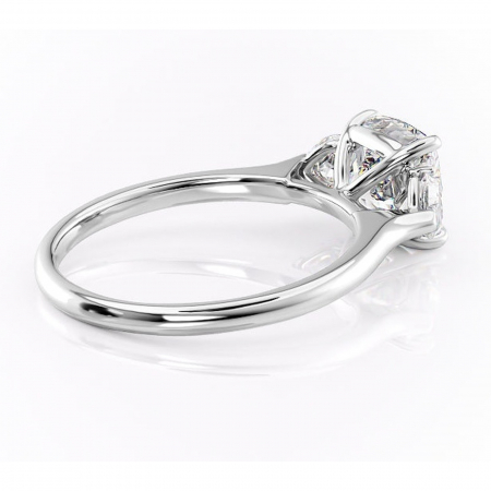 Inel de logodnă Aislyn din aur Alb 14kt cu moissanite tăietură pernă – Montură cu trei pietre rafinată pentru profil înalt | Personalizează și configurează gratuit online [2]