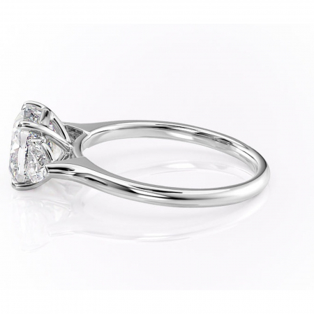 Inel de logodnă Aislyn din aur Alb 14kt cu moissanite tăietură pernă – Montură cu trei pietre rafinată pentru profil înalt | Personalizează și configurează gratuit online [5]