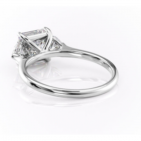 Inel de logodnă Aislyn din aur Alb 14kt cu moissanite tăietură princess – Montură cu trei pietre rafinată pentru profil înalt | Personalizează și configurează gratuit online [3]