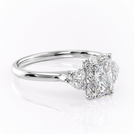 Radiantă - Inel de logodnă Aislyn din aur Alb 14kt cu moissanite tăietură radiantă – Montură cu trei pietre rafinată pentru profil înalt | Personalizează și configurează gratuit online