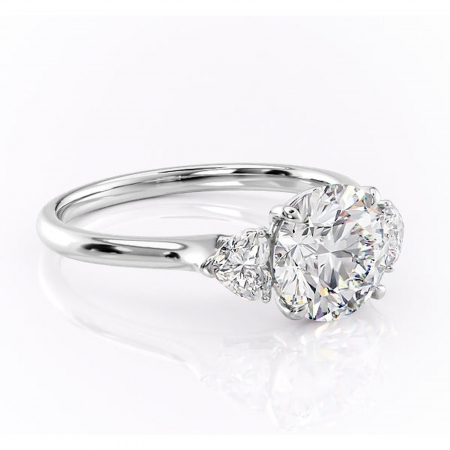Trilogy - Inel de logodnă Aislyn din aur Alb 14kt cu moissanite tăietură rotundă – Montură cu trei pietre rafinată pentru profil înalt | Personalizează și configurează gratuit online