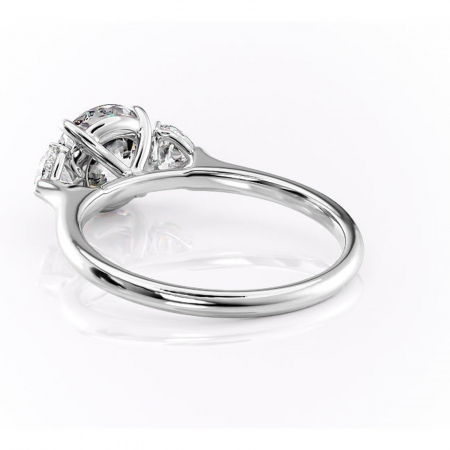 Inel de logodnă Aislyn din aur Alb 14kt cu moissanite tăietură rotundă – Montură cu trei pietre rafinată pentru profil înalt | Personalizează și configurează gratuit online [3]