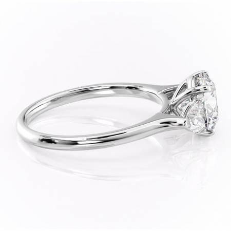 Inel de logodnă Aislyn din aur Alb 14kt cu moissanite tăietură rotundă – Montură cu trei pietre rafinată pentru profil înalt | Personalizează și configurează gratuit online [1]