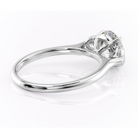 Inel de logodnă Aislyn din aur Alb 14kt cu moissanite tăietură rotundă – Montură cu trei pietre rafinată pentru profil înalt | Personalizează și configurează gratuit online [2]