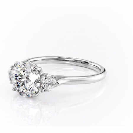 Inel de logodnă Aislyn din aur Alb 14kt cu moissanite tăietură rotundă – Montură cu trei pietre rafinată pentru profil înalt | Personalizează și configurează gratuit online [6]