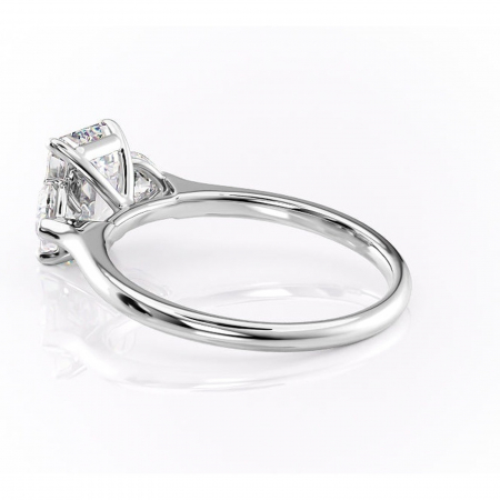 Inel de logodnă Aislyn din aur Alb 14kt cu moissanite tăietură smarald – Montură cu trei pietre rafinată pentru profil înalt | Personalizează și configurează gratuit online [4]