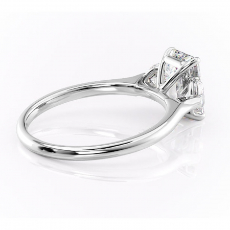 Inel de logodnă Aislyn din aur Alb 14kt cu moissanite tăietură smarald – Montură cu trei pietre rafinată pentru profil înalt | Personalizează și configurează gratuit online [2]