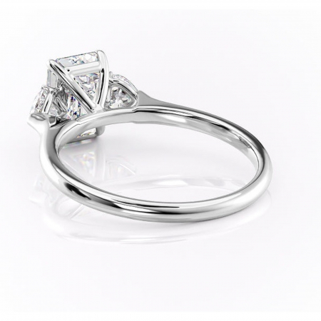 Inel de logodnă Aislyn din aur Alb 14kt cu moissanite tăietură smarald – Montură cu trei pietre rafinată pentru profil înalt | Personalizează și configurează gratuit online [3]