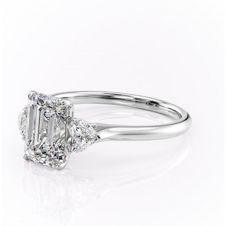 Inel de logodnă Aislyn din aur Alb 14kt cu moissanite tăietură smarald – Montură cu trei pietre rafinată pentru profil înalt | Personalizează și configurează gratuit online [6]