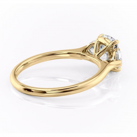 Inel de logodnă Aislyn din aur Galben 14kt cu moissanite tăietură asscher – Montură cu trei pietre rafinată pentru profil înalt | Personalizează și configurează gratuit online [2]