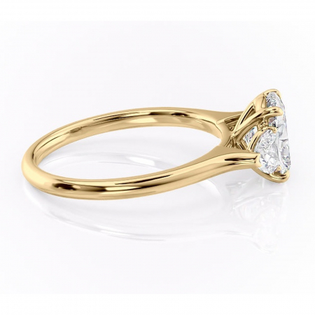 Inel de logodnă Aislyn din aur Galben 14kt cu moissanite tăietură asscher – Montură cu trei pietre rafinată pentru profil înalt | Personalizează și configurează gratuit online [1]