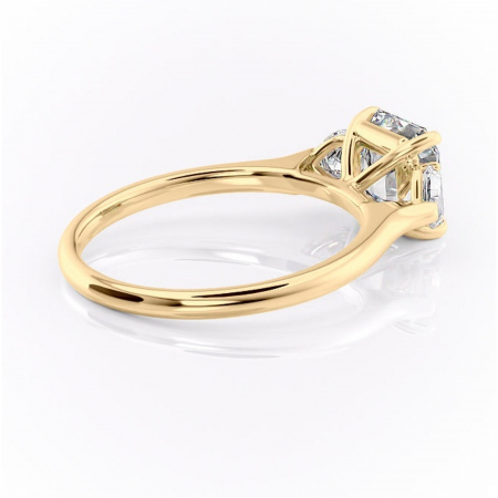 Inel de logodnă Aislyn din aur Galben 14kt cu moissanite tăietură asscher – Montură cu trei pietre rafinată pentru profil înalt | Personalizează și configurează gratuit online [2]