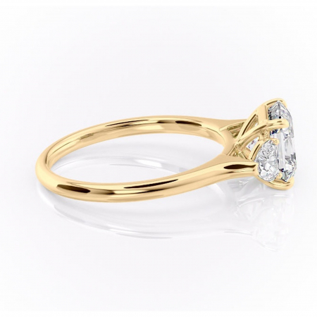 Inel de logodnă Aislyn din aur Galben 14kt cu moissanite tăietură asscher – Montură cu trei pietre rafinată pentru profil înalt | Personalizează și configurează gratuit online [1]