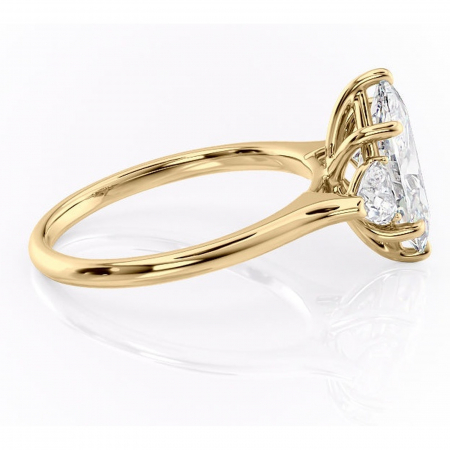 Inel de logodnă Aislyn din aur Galben 14kt cu moissanite tăietură marquise – Montură cu trei pietre rafinată pentru profil înalt | Personalizează și configurează gratuit online [1]