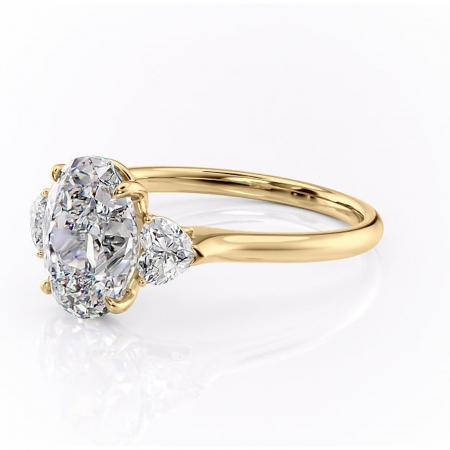 Inel de logodnă Aislyn din aur Galben 14kt cu moissanite tăietură ovală – Montură cu trei pietre rafinată pentru profil înalt | Personalizează și configurează gratuit online [6]