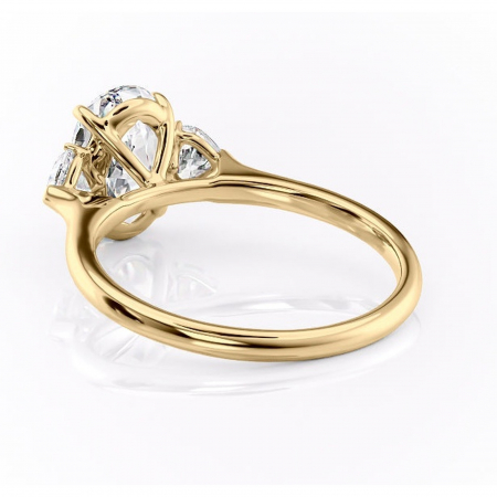 Inel de logodnă Aislyn din aur Galben 14kt cu moissanite tăietură ovală – Montură cu trei pietre rafinată pentru profil înalt | Personalizează și configurează gratuit online [3]