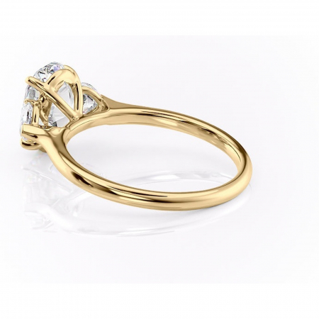 Inel de logodnă Aislyn din aur Galben 14kt cu moissanite tăietură ovală – Montură cu trei pietre rafinată pentru profil înalt | Personalizează și configurează gratuit online [4]