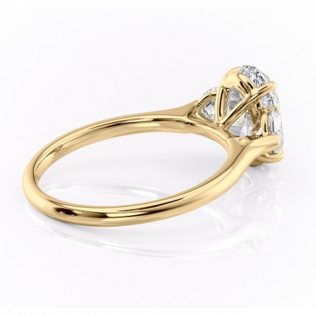 Inel de logodnă Aislyn din aur Galben 14kt cu moissanite tăietură ovală – Montură cu trei pietre rafinată pentru profil înalt | Personalizează și configurează gratuit online [2]