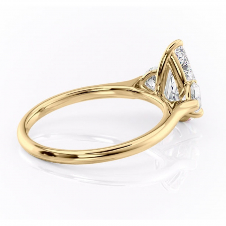 Inel de logodnă Aislyn din aur Galben 14kt cu moissanite tăietură pară – Montură cu trei pietre rafinată pentru profil înalt | Personalizează și configurează gratuit online [2]