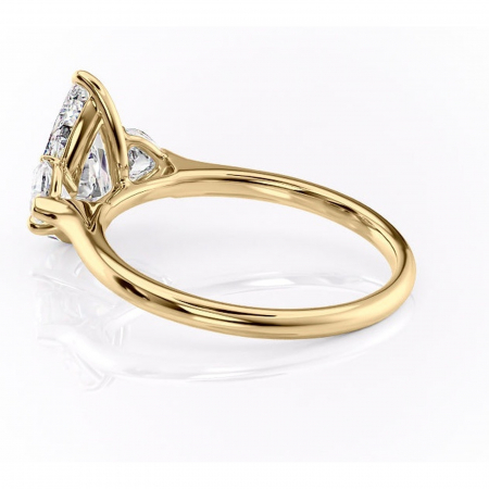 Inel de logodnă Aislyn din aur Galben 14kt cu moissanite tăietură pară – Montură cu trei pietre rafinată pentru profil înalt | Personalizează și configurează gratuit online [4]