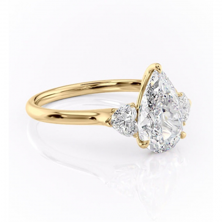 Aur galben - Inel de logodnă Aislyn din aur Galben 18kt cu moissanite tăietură pară – Montură cu trei pietre rafinată pentru profil înalt | Personalizează și configurează gratuit online