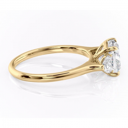 Inel de logodnă Aislyn din aur Galben 18kt cu moissanite tăietură pernă – Montură cu trei pietre rafinată pentru profil înalt | Personalizează și configurează gratuit online [1]