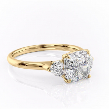 Aur galben - Inel de logodnă Aislyn din aur Galben 18kt cu moissanite tăietură pernă – Montură cu trei pietre rafinată pentru profil înalt | Personalizează și configurează gratuit online