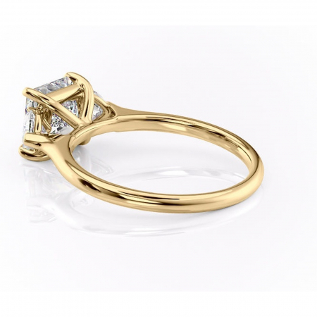 Inel de logodnă Aislyn din aur Galben 14kt cu moissanite tăietură princess – Montură cu trei pietre rafinată pentru profil înalt | Personalizează și configurează gratuit online [4]