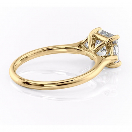 Inel de logodnă Aislyn din aur Galben 14kt cu moissanite tăietură princess – Montură cu trei pietre rafinată pentru profil înalt | Personalizează și configurează gratuit online [2]